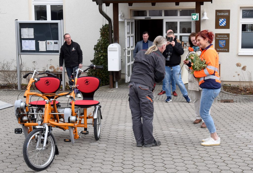 Vor dem Rathaus Heinersreuth wird die neue Fahrrad-Rikscha, die über MIN an die Gemeinde gespendet wurde, übergeben. Foto: Ralf Münch
